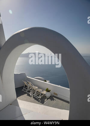 Blick über die Caldera von Santorin Imerovigli an einem heißen Tag mit Sonne flare Stockfoto