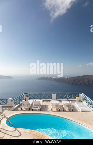 Blick über die Caldera von Santorin Oia von Imerovigli an einem heißen Tag Stockfoto
