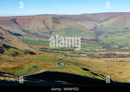 Der Leiter der Edale und die Straße unten von Mam Nick, von Mam Tor, Peak District, Derbyshire, England, Großbritannien Stockfoto