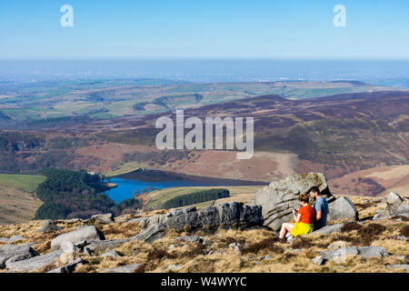 Wanderer über dem Kinder Reservoir, in der Nähe der Kinder niedriger Gipfel über die Kinder Scout Plateau, Peak District, Derbyshire, England, Großbritannien Stockfoto