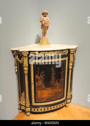 Ecke Cabinet, ca. 1765-1770, Rene Dubois, Frankreich, Ebenholz Furnier, Japanlack, vergoldeter Bronze Stockfoto