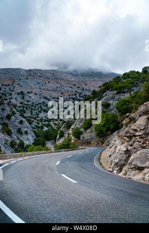 Kurvenreiche Straße führt in die Berge von Mallorca, Schuß aus Sicht 'Mirador de Gorg Blau' (Weitwinkel, Hochformat) Stockfoto