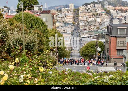 Touristen fotografieren auf der Lombard Street in San Francisco, Kalifornien Stockfoto