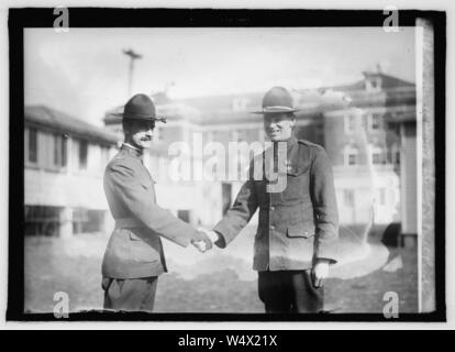 Corp. Newell B.Davis ausgezeichnet mit dem Ehrenkreuz am Walter Reed Stockfoto