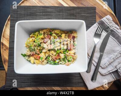 Ein Schuss Rühreier mit Speck und Gemüse in der Decke Ein weißes Tablett Stockfoto