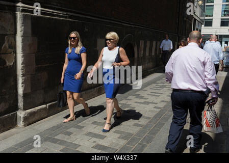 Wie Hitzewelle Temperaturen steigen auf Rekordniveau - der heißeste Tag des Jahres so weit - die Londoner in der Londoner City (der Hauptstadt Financial District aka der Square Mile) Spaziergang in der Mittagszeit Sonnenschein, am 25. Juli 2019 in London, England. Stockfoto