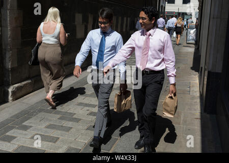 Wie Hitzewelle Temperaturen steigen auf Rekordniveau - der heißeste Tag des Jahres so weit - die Londoner in der Londoner City (der Hauptstadt Financial District aka der Square Mile) Spaziergang in der Mittagszeit Sonnenschein, am 25. Juli 2019 in London, England. Stockfoto