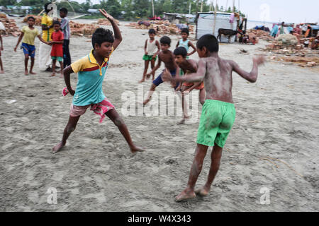 Kinder spielen ha du du im Tierheim. Stockfoto