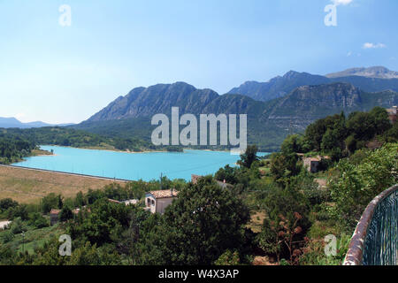 Castel San Vincenzo, Molise/Italien - Der künstliche See an den Hängen des Mainarde Berge im Nationalpark der Abruzzen und Molise. Stockfoto