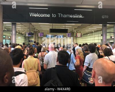 Pendler am Bahnhof St Pancras nach Freileitungen wurden beschädigt, East Midlands und Thameslink Dienstleistungen erheblich stört. Stockfoto