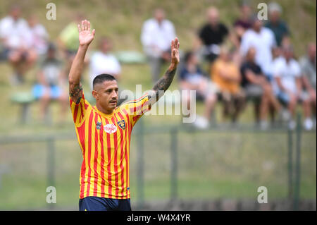 Santa Cristina Valgardena, Italia. 25. Juli, 2019. Foto Massimo Paolone/LaPresse 25 luglio 2019 Santa Cristina Valgardena (BZ), Italia sport calcio Lecce vs Virtus Bozen - Pre Campionato di calcio Serie A 2019/2020 - Centro Sportivo "Mulin da Coi" Nella Foto: Gianluca Lapadula osserva Foto Massimo Paolone/LaPresse Juli 25, 2019 Santa Cristina Valgardena (BZ), Italien Sport Fussball Lecce vs Virtus Bozen - Der italienische Fußball-Liga einen TIM 2019/2020 - Sport Center" Mulin da Coi". In der Pic: Gianluca Lapadula sieht auf Kredit: LaPresse/Alamy leben Nachrichten Stockfoto