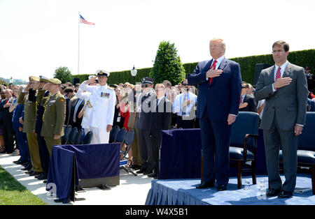 Präsidenten der Vereinigten Staaten Donald J. Trumpf (L) nimmt an der Eröffnungsfeier für die neue US-Verteidigungsminister Dr. Mark T. Esper, im Pentagon, Donnerstag, Juli 25, 2019, Washington, DC. Das Verteidigungsministerium hat ohne einen Führer seit ehemaliger Sekretär Jim Mattis im Dezember 2018 niedergelegt worden. Credit: Mike Theiler/Pool über CNP/MediaPunch Stockfoto