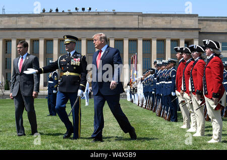 Präsidenten der Vereinigten Staaten Donald J. Trumpf (L) schließt eine Überprüfung der Truppen mit der neuen US-Verteidigungsminister Dr. Mark T. Esper (R) und der US Air Force General Paul J. Selva, der stellvertretende Vorsitzende des Generalstabs, im Pentagon, Donnerstag, Juli 25, 2019, Washington, DC. Das Verteidigungsministerium hat ohne einen Führer seit ehemaliger Sekretär Jim Mattis im Dezember 2018 niedergelegt worden. Credit: Mike Theiler/Pool über CNP/MediaPunch Stockfoto