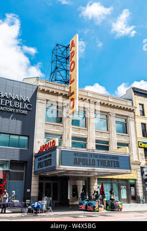 New York City, USA - 1. August 2018: Die Fassade des Apollo Theater mit Menschen um in Harlem, Manhattan, New York City, USA Stockfoto