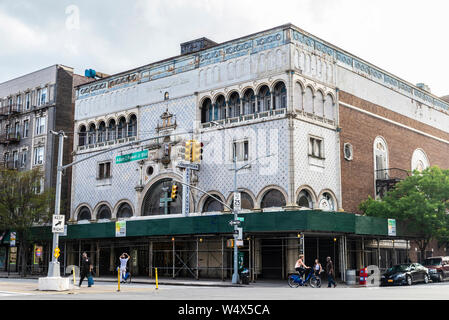 New York City, USA - 2. August 2018: die Fassade der Ersten korinthische Baptist Kirche mit Menschen in Harlem, Manhattan, New York City, USA Stockfoto