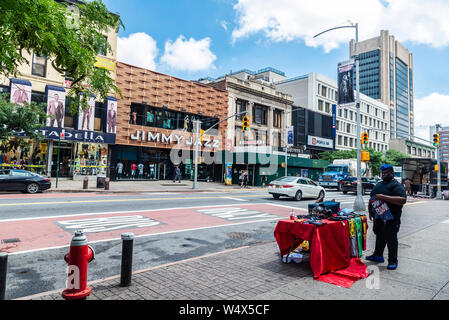 New York City, USA - 1. August 2018: Anbieter in seiner Kleidung auf einer Straße in Harlem, New York City, USA, Abschaltdruck Stockfoto