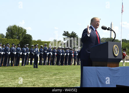 Juli 25, 2019, Washington, District of Columbia, USA: United States President Donald J. Trumpf macht bei einer begrüßungszeremonie für den neuen US-Verteidigungsminister Dr. Mark T. Esper, im Pentagon, Juli 25, 2019, Washington, DC. Das Verteidigungsministerium hat ohne einen Führer seit ehemaliger Sekretär Jim Mattis im Dezember 2018 niedergelegt worden. Credit: Mike Theiler/Pool über CNP Credit: Mike Theiler/CNP/ZUMA Draht/Alamy leben Nachrichten Stockfoto