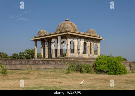 Champaner, India-December Pavagadh, Gujarat, 07, 2014 - Blick auf römischen Stil Ehrenmal vor Kevda Masjid. Stockfoto