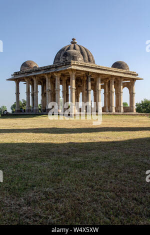 Champaner, India-December Pavagadh, Gujarat, 07, 2014 - Blick auf römischen Stil Ehrenmal vor Kevda Masjid. Stockfoto
