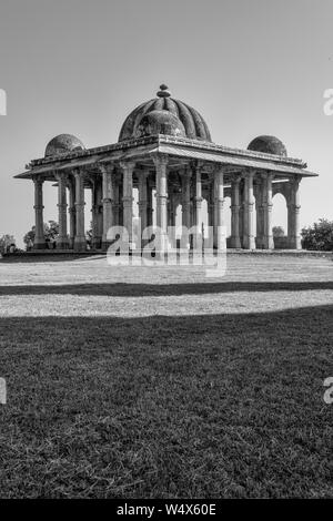 Champaner, India-December Pavagadh, Gujarat, 07, 2014 - Blick auf römischen Stil Ehrenmal vor Kevda Masjid. Stockfoto