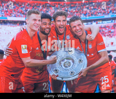 Kansas City, KS, USA. 23. Juli, 2019. Der FC Bayern team Foto Holding eine Trophäe, die auf der 2019 International Champions Cup Match zwischen AC Mailand und FC Bayern, am Children's Mercy Park in Kansas City, KS. Kevin Langley/Sport Süd Media/CSM/Alamy leben Nachrichten Stockfoto