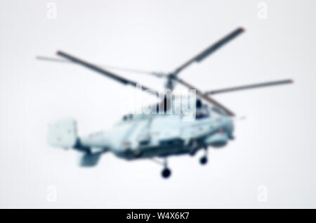 Starke unscharfe, militärische Hubschrauber in der Luft Stockfoto