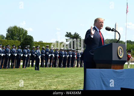 Präsidenten der Vereinigten Staaten Donald J. Trumpf macht bei einer begrüßungszeremonie für den neuen US-Verteidigungsminister Dr. Mark T. Esper, im Pentagon, Juli 25, 2019, Washington, DC. Das Verteidigungsministerium hat ohne einen Führer seit ehemaliger Sekretär Jim Mattis im Dezember 2018 niedergelegt worden. Credit: Mike Theiler/Pool über CNP | Verwendung weltweit Stockfoto