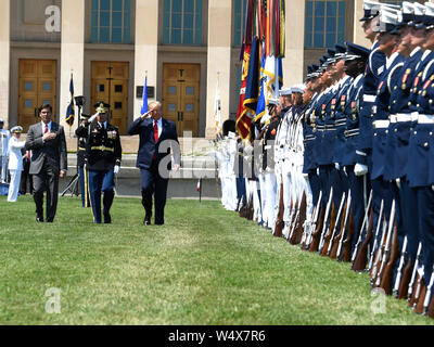 Präsidenten der Vereinigten Staaten Donald J. Trumpf (R) begrüßt, als er Truppen Bewertungen mit der neuen US-Verteidigungsminister Dr. Mark T. Esper (L) und der US Air Force General Paul J. Selva, der stellvertretende Vorsitzende des Generalstabs, im Pentagon, Donnerstag, Juli 25, 2019, Washington, DC. Das Verteidigungsministerium hat ohne einen Führer seit ehemaliger Sekretär Jim Mattis im Dezember 2018 niedergelegt worden. Credit: Mike Theiler/Pool über CNP | Verwendung weltweit Stockfoto