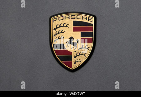 Logo Abzeichen auf der Motorhaube eines Porsche 911 Stockfoto