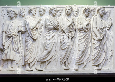 Florenz, Italien, 10. MAI 2019: künstlerisches Meisterwerk, römische Kunst, Entlastung der Ara Pacis Augustae mit Prozession in den Uffizien, Florenz Stockfoto