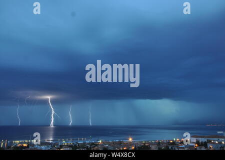 Gewitter und stürmische Wolken mit Regen in der Nacht. Gewitter Wolken mit Blitz Stockfoto