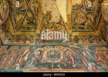 Bemalte Wand und Decke in der Kirche von moldovita Klosters, Vatra Moldovitei, Rumänien Stockfoto