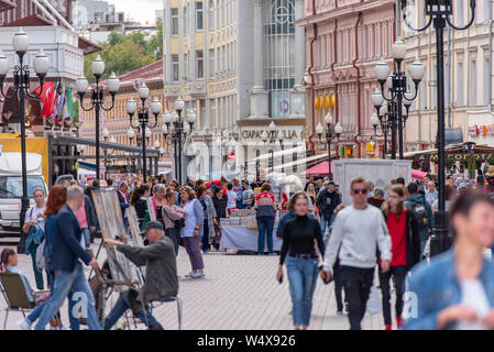 Moskau - Jun 19: Alte Arbat Straße mit Souvenirläden und Touristen in Moskau am 19. Juli. 2019 in Russland Stockfoto