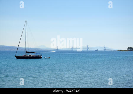 Charilaos Trikoupis Brücke Silhouette und Segelboot Blick von Nafpaktos Stockfoto