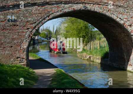 Rot 15-04 vorbei unter canal Bridge Keine 1 auf dem Grand Union Canal Braunston, Northamptonshire, Großbritannien Stockfoto