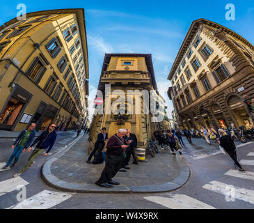 Florenz, Italien, 10. MAI 2019: Malerische Gebäude in der Via de' Tornabuoni. Stockfoto
