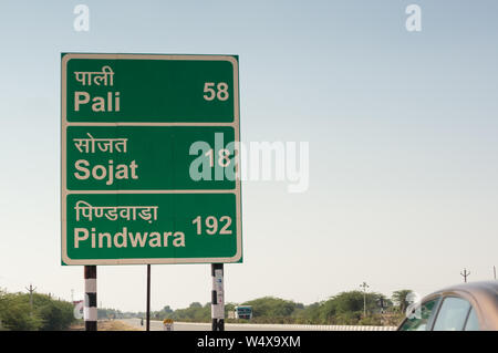 Straßenschilder, die auf verschiedene Städte in Rajasthan indien auf Ein grünes Brett Stockfoto