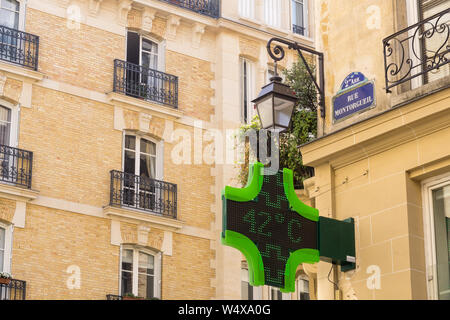 Paris Hitzewelle 2019 - street Thermometer auf Rue Montorgueil in der 2. Arrondissement, 42 C (108 F) am 25. Juli 2019 in Paris, Frankreich, Europa Stockfoto