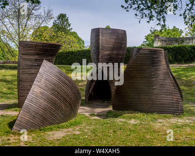 "Und die Nacht kam 'abstrakten geometrischen Bronze Skulptur von Laurent Verrier, 2018, im Chateau öffentliche Gärten, Tours, Indre-et-Loire, Frankreich. Stockfoto