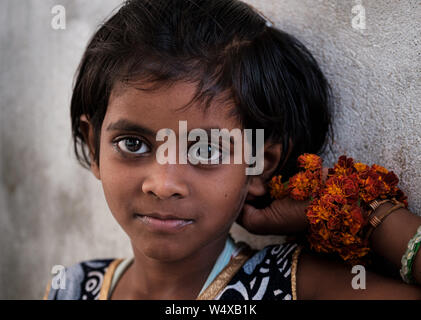 VARANASI, INDIEN - ca. November 2018: Portrait von Mädchen von einem Fischerdorf in der Nähe von Varanasi. Varanasi ist die geistige Hauptstadt Indiens, das Holi Stockfoto