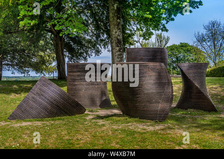 "Und die Nacht kam 'abstrakten geometrischen Bronze Skulptur von Laurent Verrier, 2018, im Chateau öffentliche Gärten, Tours, Indre-et-Loire, Frankreich. Stockfoto