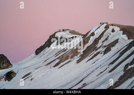 Schöne rosa Himmel bei Sonnenuntergang auf den Pisten im Skigebiet Mammoth Mountain. Foto in der Sommersaison, mit noch Schnee auf den Bergen Stockfoto