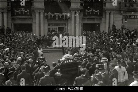 Cortejo fúnebre del compositor José María Usandizaga. Autoridades tras El cortejo. Orquesta tocando en la Entrada del Teatro Victoria Eugenia (1 de 7) - Fondo Car-Kutxa Fototeka. Stockfoto