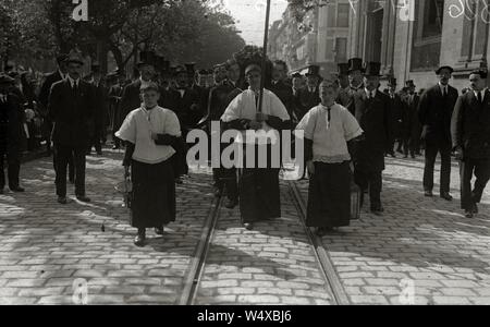 Cortejo fúnebre del compositor José María Usandizaga. Autoridades tras El cortejo. Orquesta tocando en la Entrada del Teatro Victoria Eugenia (7 de 7) - Fondo Car-Kutxa Fototeka. Stockfoto