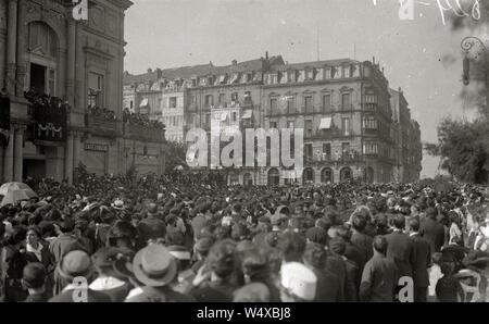 Cortejo fúnebre del compositor José María Usandizaga. Autoridades tras El cortejo. Orquesta tocando en la Entrada del Teatro Victoria Eugenia (6 de 7) - Fondo Car-Kutxa Fototeka. Stockfoto