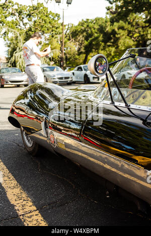 Ein Vintage Lotus Elf sitzt im Schatten an einem Pkw und Kaffee. Stockfoto