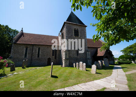 Idyllische Kirche aus dem 12. Jahrhundert und Kirchhof-Szene der St. Peter und St. Paul Kirche, West Wittering bei Chichester, West Sussex, England, Großbritannien Stockfoto