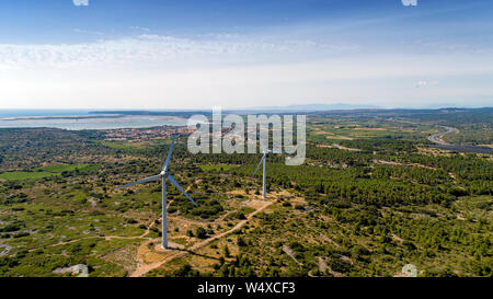 Luftbild von Windenergieanlagen in den Corbieres Berge Stockfoto