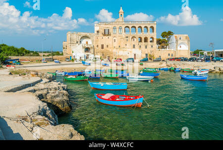 Die kleine und schöne von San Vito, in der Nähe von Polignano a Mare, in der Provinz Bari, Apulien (Puglia), Süditalien. Stockfoto