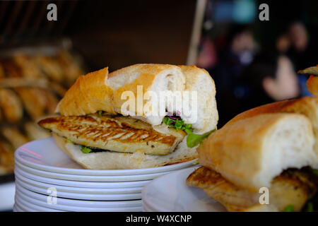 Traditionelle fisch Sandwich serviert auf das Dock von Istanbul. Sandwich ist Top-thema mit Grill und setz dich Bereich im Fokus zurück Stockfoto